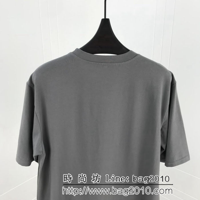 Loewe羅意威 19ss新款 耶誕節限定款 藝術家圖像貼布 灰綠色 男款短T ydi2526